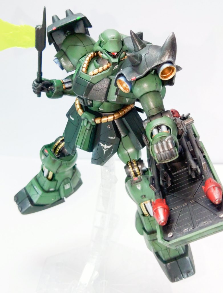 シールド裏がスッカスカで、被弾したら搭乗している一般兵が直ぐに戦死しそうだったので、プラ板で裏打ちして厚くしておきました。