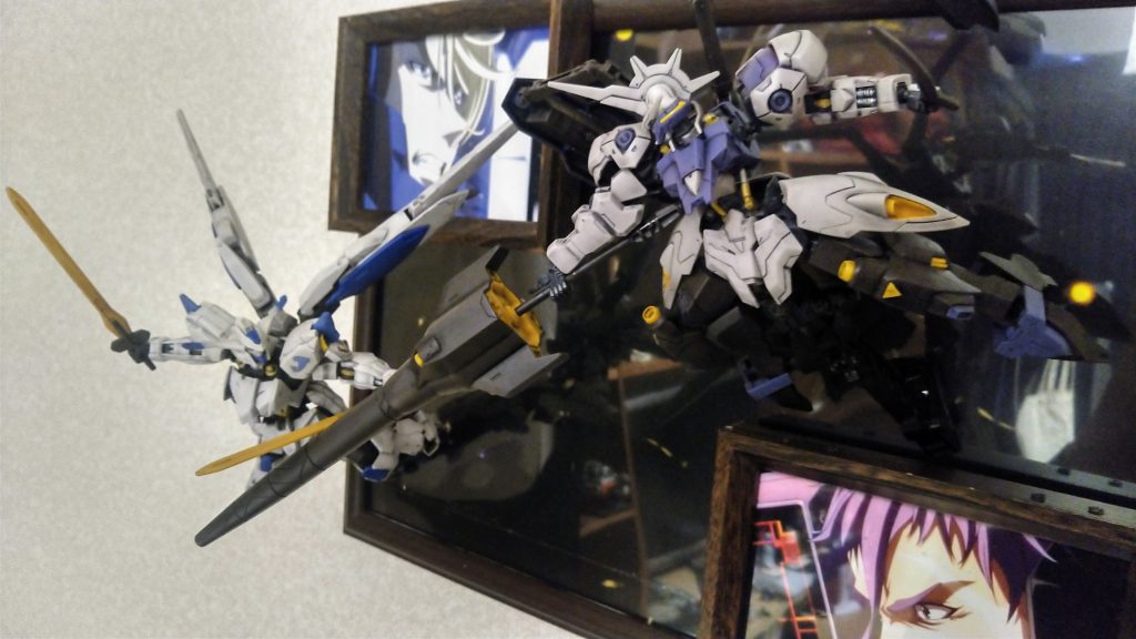 二体ともマーカーでのウェザリング後、アクションベースのアームを100均のフレームで固定。ポージングって難しい😅