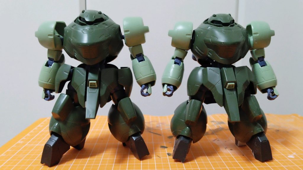 本体は、キットそのまま(左)だと胴体と肩のすき間が気になったので、胴体側のポリキャップが内側に逃げるよう干渉部分を加工。腰サイドアーマーも内側に寄せる為、接続部をカットしてボールデンに変更。その結果、フロントアーマーが干渉するので前方向に付くようプラ板を挟み調整。