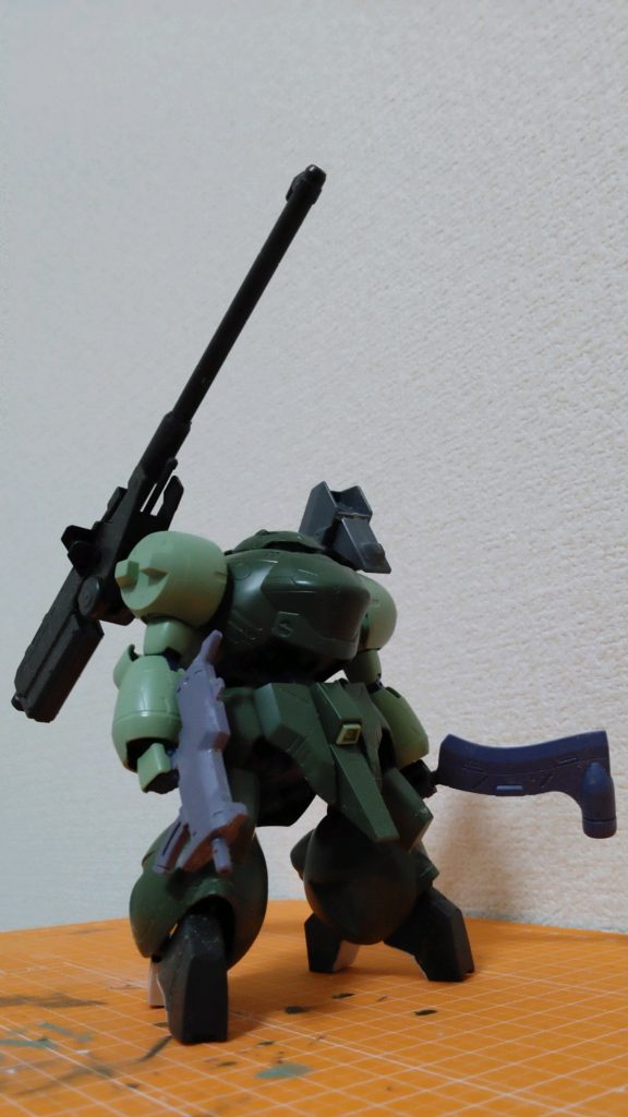 足裏の肉抜きはプラ板で蓋。肘と二の腕のみアトハメ加工。それ以外は筆塗りなので先に接着し塗り分け。滑空砲はオプションセット1。基部はクタン参型のものを使用。イエサブのパーツパラダイスで何かに使うかもと過去に買っていたもの。ロケットランチャーはオプションセット2のもの。どちらも背中に穴を開けてボールデンアームズに入ってるジョイントで接続。