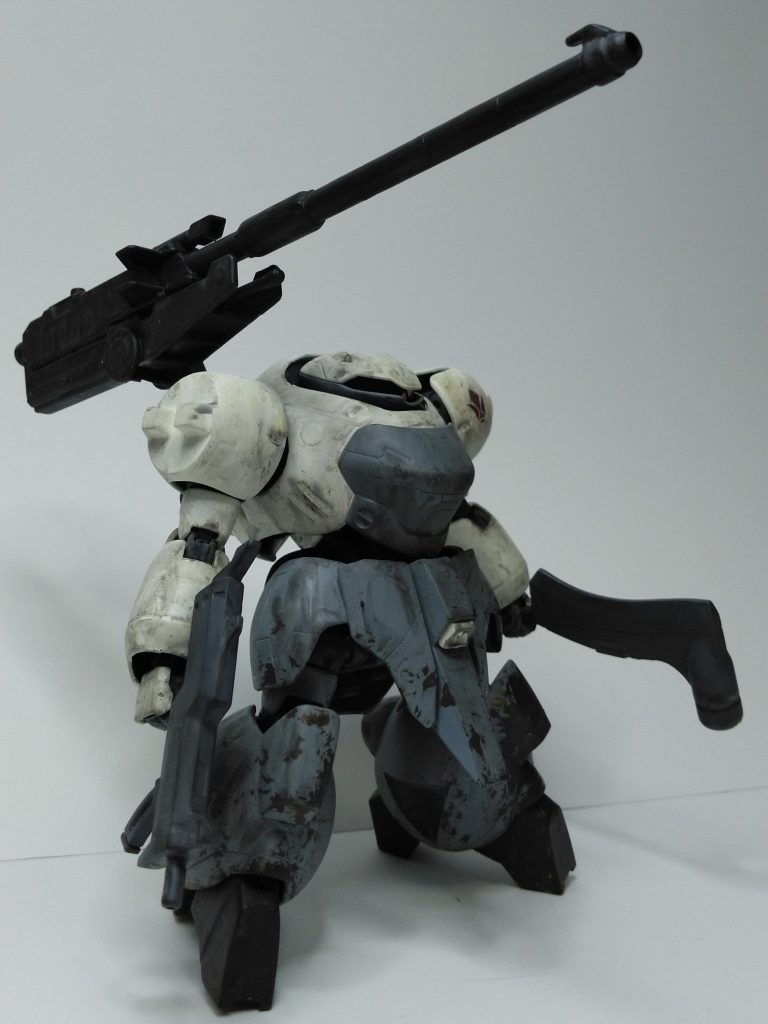 右肩には300mm滑腔砲を装備。バルバトスやリベイクも使用していたもの。無重力下使用前提の武器ですが阿頼耶識パイロットなら地上でも当てられるはず。