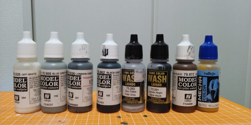 塗装はファレホ筆塗り→ファレホウレタングロスバーニッシュで一旦光沢に→ファレホのウォッシュドでスミイレ兼フィルタリング→汚し塗装とウェザリングマスター→水性トップコート。目はキット付属のシール、鉄華団マークは水転写デカール。汚し塗装含めてなかなか楽しめました。