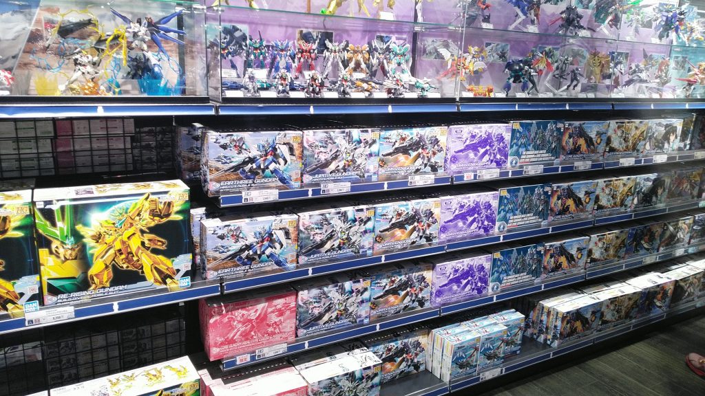 某日のガンダムベースからスタートです(ついにたまった300ポイントで入手したゴールドコーティングガンダムは後日に)。ガンプラ在庫が枯渇している今、逆に入手しやすくなったユーラヴェン・・・あと、後日モーメントの方にもあげるけどガンダムAGEコンペ参加者は3月まで・・・早いうちに自分のガンプラを引き取っておいてね(SDコンの時コロナ休業でうまく引き取れずある意味つらい思いをしたのだ)。まだ7割くらいあった気がするから・・・