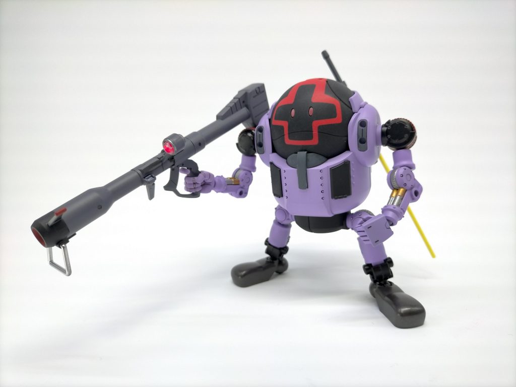 ３体揃えるまえのカラーリングです。最終的には足をパープルに手首をブラックマットに変更しました。バズーカも３本あれば良いのですが残念ながら手持ち１本だけです。サーベルとハンドパーツは昔息子が作ったトリプルドムキットの残骸が残っていたので使用しました、サーベルはドムの雰囲気だしには良いアイテムでした。