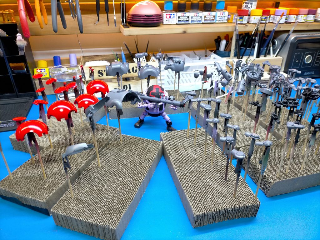 ハロ本体以外は一旦全てにグレーサフしベースカラーを合わせてMSパープルにて塗装しました。ブラックの部分は半艶と艶消しを使い分けました。ハロにベースレッドを塗装しレッド部分を残るようにマスキングしブラックを塗り、仕上げに艶消しを吹きました。部分塗分けはシタデルにて筆塗しました。