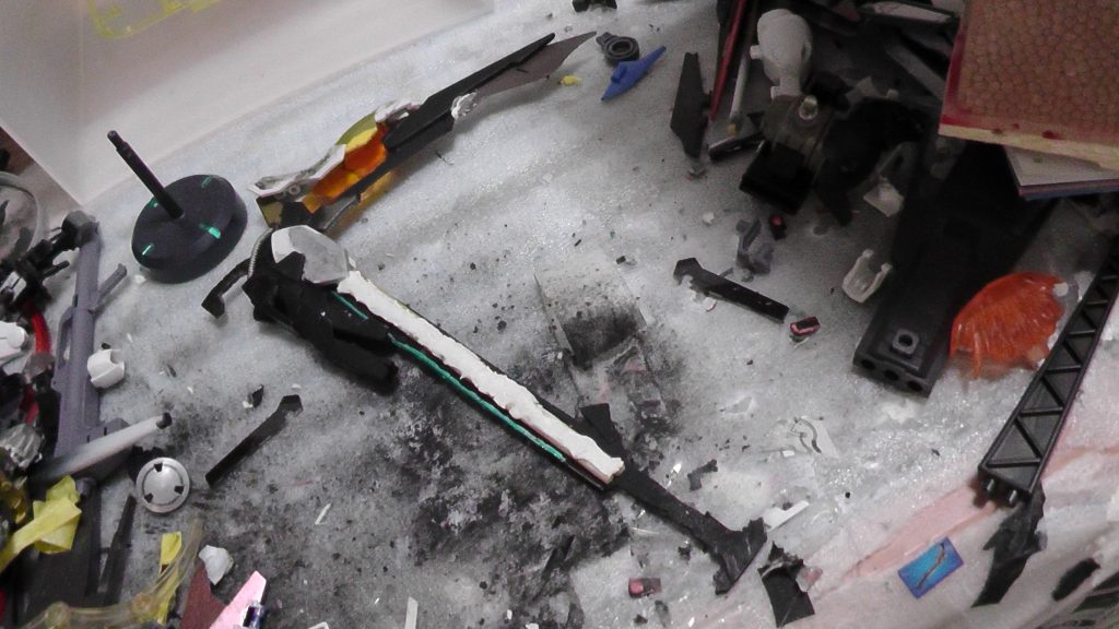 こちら製作途中のグランデファルクス。オーガ刃‐XのGNオーガソードをベースにミキシング制作しました。もうお察しの方も多いと思いますがこの武装、カミオ様が作られた【バルバトスイェーガー】のグリムリーパーをモデルにさせていただきました('ω')（👈下欄にURL張っておきます）