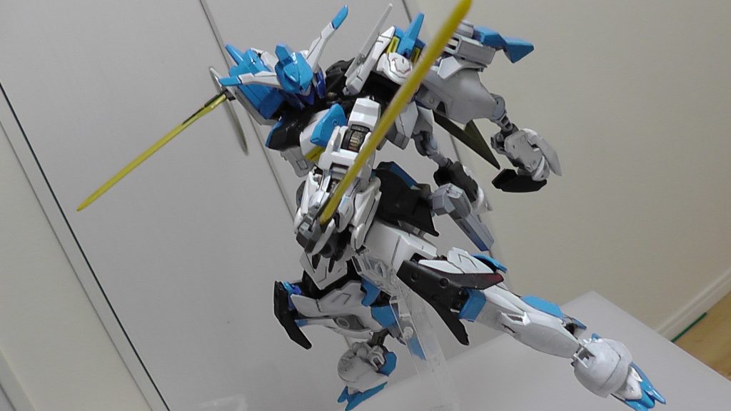 【バエルソード】メイン武装の一つ。改修前の物と同様　「絶対に折れない剣は伊達じゃない！」