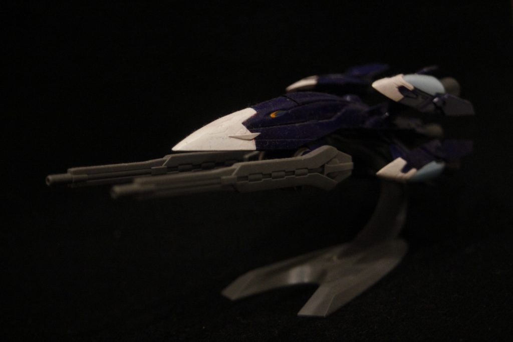 エアブラシで塗装する前。下地なしでマゼンタにブルーを筆で直塗りだったので、酷い色でした。