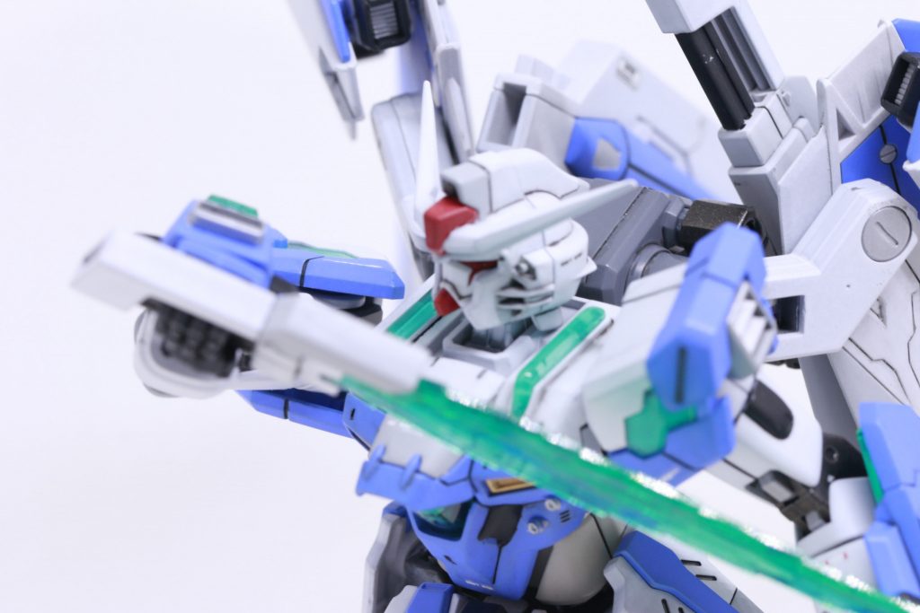 ビールサーベルは割とデカイ。サーベルというよりは本当に剣ですねありがとうございました。武器の持ち手も塗っています。筆塗を覚えてから、塗装が楽になった気がします。細かい所はさすがにマスキングしてると息が詰まっちゃうようなところもあります。