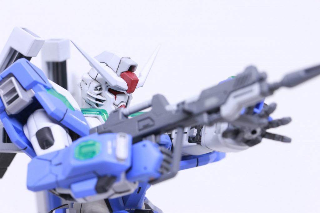 基本的に大した工作はできないマンなので、塗装と簡易改造のみでいつもつくっています。そんな中で力をいれたのが【部分塗装】。プラゾウさんの動画を参考にして、水性塗料でグレーを調合。ボディカラーの随所に筆塗しました。いわゆるツートンカラーというやつです。武装の銃もMSグレーの上にツートンで塗りました。