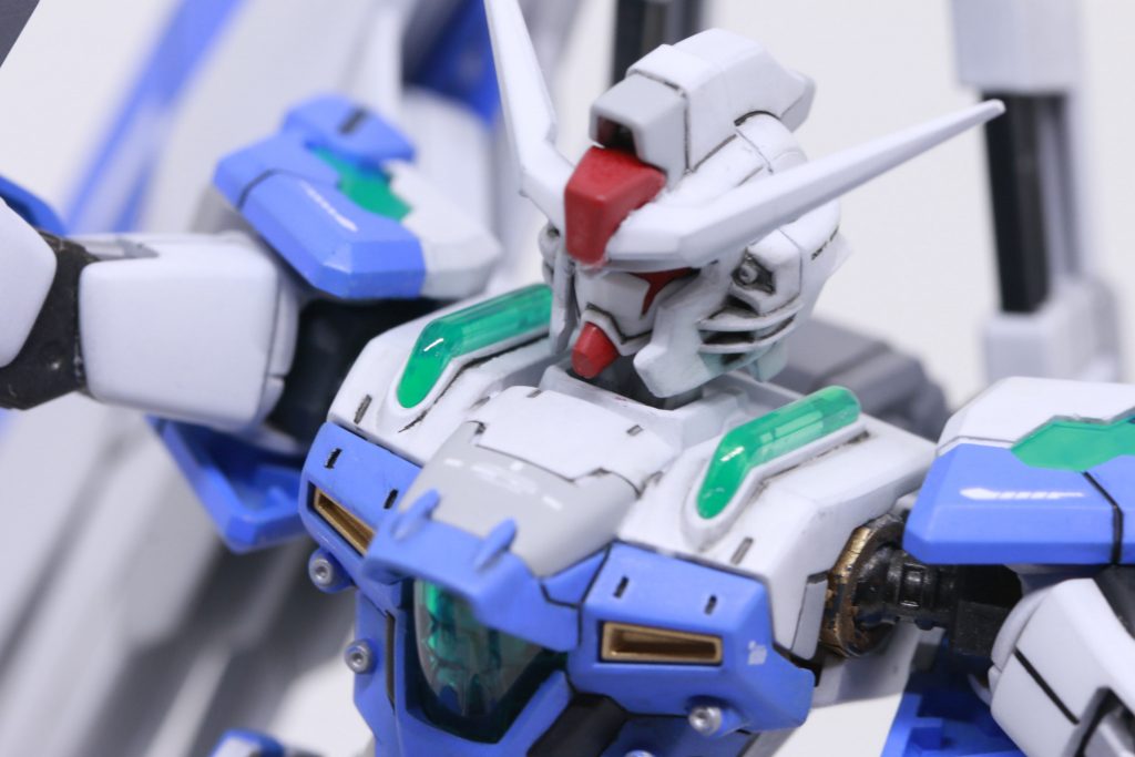 デスティニーの顔に、ユニコーンっぽい肩。ガンダムXを継ぐ胸部と、ミキシングされたキットなのですが、色合いのおかげか、統一感あり。ボディカラーの青がすごくきれいだったんですが、MSライトブルーで塗りなおしています。合わせ目はないんですが、ランナー跡がやっぱり目立つのと、ヒケがね・・・