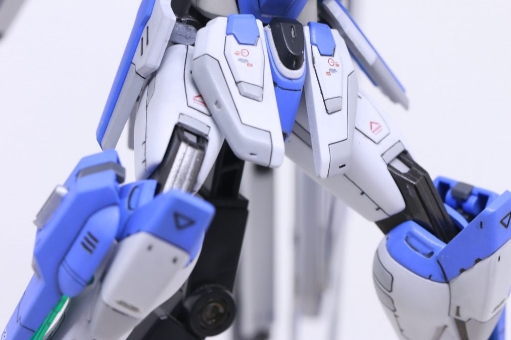 【脚部】腰回りは塗分けとデカールを多めにしています。元のままだとのっぺりしてて、寂しいんですよね。下地が白なので、赤いデカールが目立つんですが、これが機械っぽくて良い。フレーム等はグレーと黒鉄色。スミ入れはブラックです。