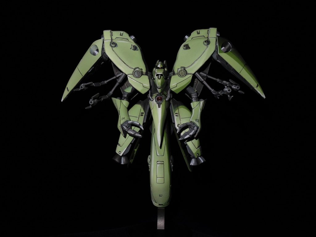 ジオンの精神的カット。元々考えていた光源で塗りきるアニメ的画力や塗装技術が自身には無かった。。。(ＴＴ)隠し腕の取り付けが鬼ムズだったり、ポロリだったり。そもそも関節が弱いこのキット。後ハメ加工したい箇所も、自分の技術ではかなり厳しく、肩～腕は組んだ後の塗装となり、塗装表現の関係で何度もマスキングと塗装を繰り返してかなり大変だった。