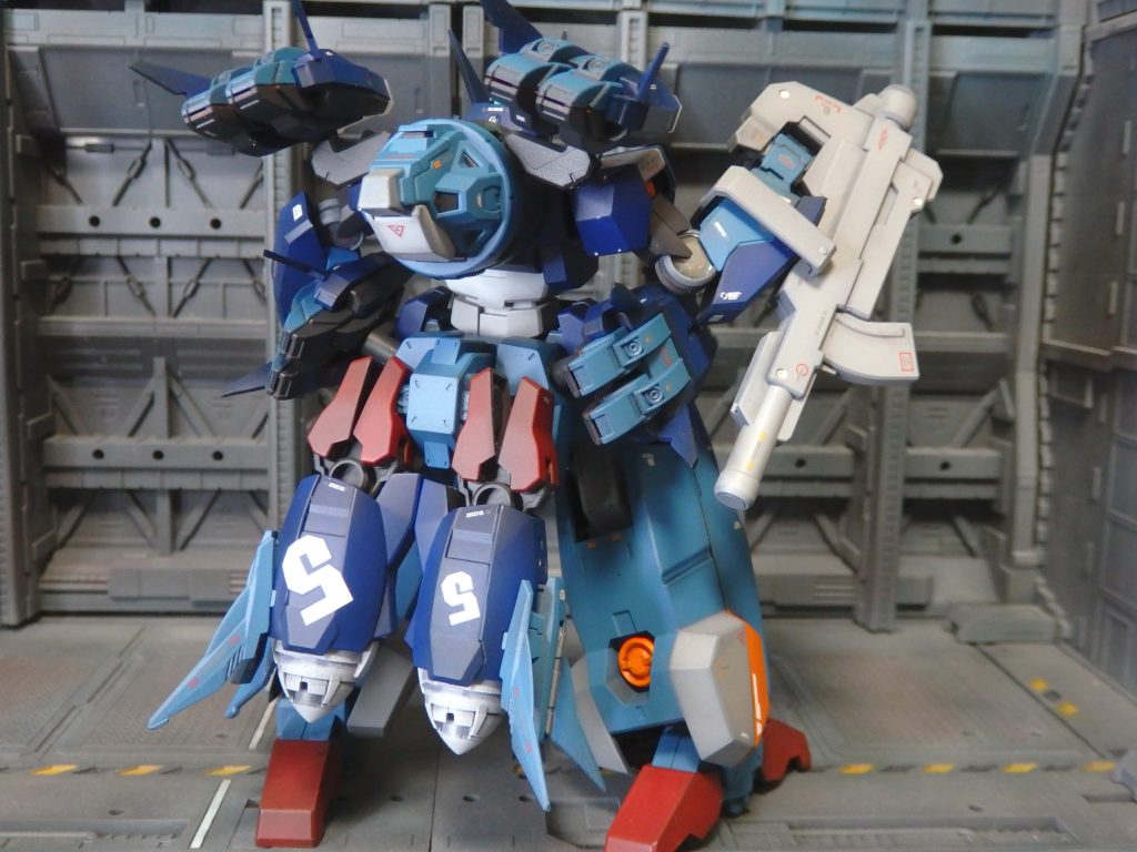 塗装は充電式エアブラシです。下地塗装：黒(Mr)赤：MSレッド(Mr)＋黒グレー：ニュートラルグレー３(g)オレンジ：エヴァオレンジ(Mr)濃いブルー：MSレッド(Mr)をベースにテキトウに調色薄いブルー：スカイブルー(Mr)をベースにテキトウに調色トップコート：EXフラットクリア(g)＋フラットベースなめらかスムース(Mr)