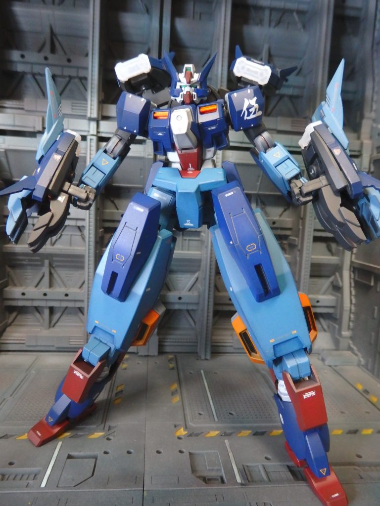 上の画像は『イフリートモード』です。脚！脚伸びた！ずんぐりした体形から脚長スーパーロボットに変身しました。このスタイル結構気に入っております。セラヴィーガンダムシェヘラザード『イフリートモード』の武装は下記の通りです。■GNクローコンテナ