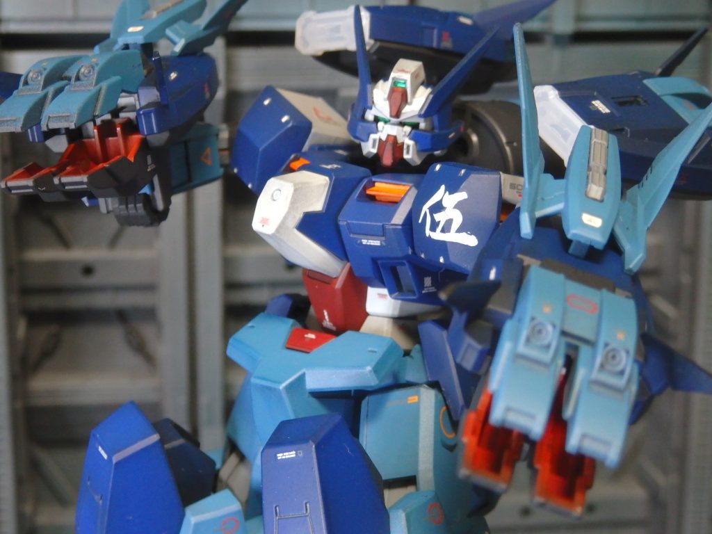 イフリートって事なのでクローの内側は赤くしてみました。肩と武装に漢字と数字でデカールを貼ってみました。これはセラヴィーガンダムの前身であるガンダムヴァーチェの名が天使の位階５位の力天使に由来していることから『伍、５』を貼ってみた訳です。なんでセラヴィーじゃなくてヴァーチェかと言いますと、セラヴィーは背中のセラフィムあってのネーミングであって、背中にトレミーを背負ってしまっているシェヘラザードはヴァーチェ寄りなんじゃないかなと。もしくはシェヘラザードが千夜一夜物語の登場人物に由来しているという事で『千』のデカールでも良かったかも、なんて思ったりしましたが千のデカール持ってないよ、などとどうでも良い事を長々と書いてしまって本当に申し訳ない。