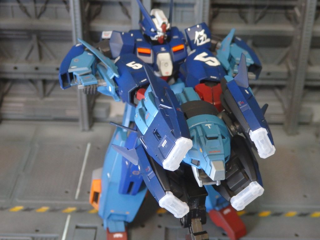 上の画像はプトレマイオスアームズの『GNトレミーキャノン』発射態勢です。機首を展開すると砲口が現れます。写っていませんけども。グリップが展開して発射態勢がバッチリ決まるのは流石ビルド系キットですね。