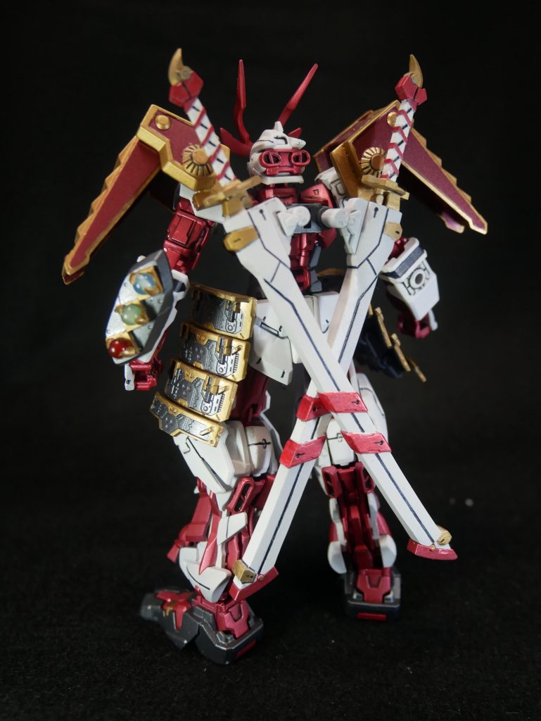 主な変更点は肩アーマーと腰部分。肩アーマーはSD武者頑駄無をそのまま利用。そのままだと接続出来ないので、肩パーツを前々回足と武装をもぎ取られたTRYAGEマグナムのものに変更。これで無改造で取り付けられます。フロントアーマーが欲しかったので腰パーツもTRYAGEマグナムの変更。これでうちのマグナムは頭と胸の腕だけになりました。いつか残りも余さず使ってあげるからね。さらにサイドアーマーをMSGのエクスアーマーを付けてみました。これで武士っぽさが増したかな。膝には百均で購入したデコレーションシールを張り付けました。キラキラがいい感じ。