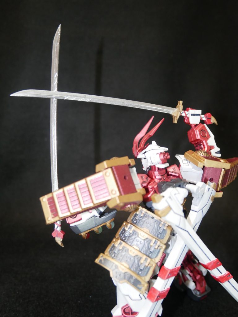 今回刃の塗装に初めてガンダムマーカーのメッキシルバーを使用しました。光を反射してかっこいい！乾くのにめちゃくちゃ時間かかることを知らずに触ってしまい何回も塗りなおしました。