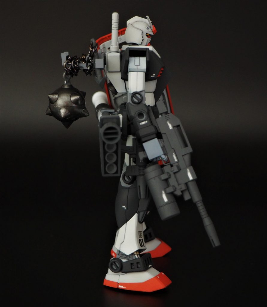 ビームライフルは標準の物を切り分けて、プラ板、プラ棒、ガンキャノンのパーツなどを合わせて作っています。前腕の形に会うようになっています。