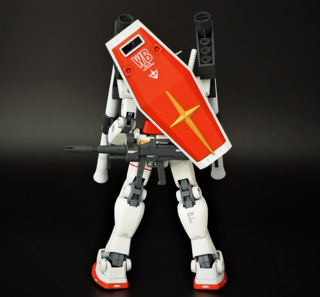 ビームライフルはバズーカラックをちょっと切って差し込んでるだけです。