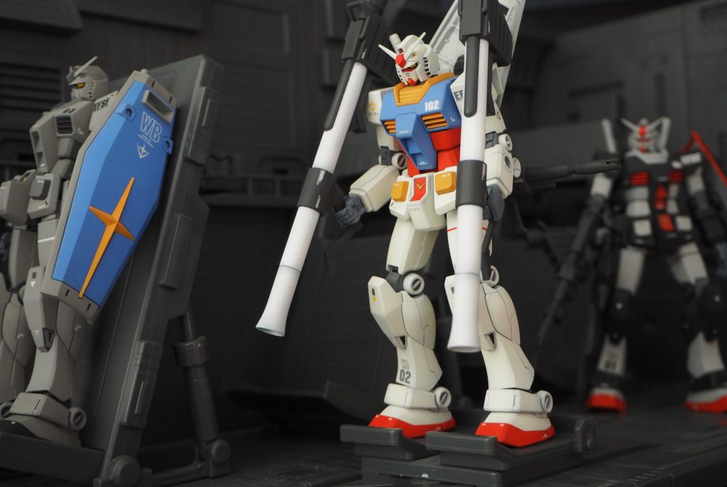 当然ホワイトベースに搭載させます!テンション上がる!!1/144 ホワイトベースカタパルトデッキにMSベッド3台あるのは、このためですね。ガンダムは可動範囲がいまいちで、低く腰を構えられません。ガンダムⅢめぐりあい宇宙のガンキャノンの姿勢が最高なんだがなぁ。