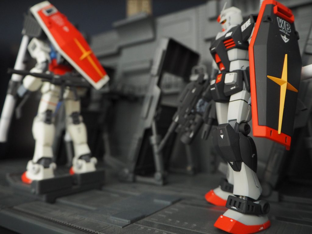 プロトタイプガンダムは2番手に控える。フル装備状態だとベッドに置けないんですよ・・・。ホワイトベースは最初のマーキングや汚しなどないバージョンなので、今後少し手をいれようかな。