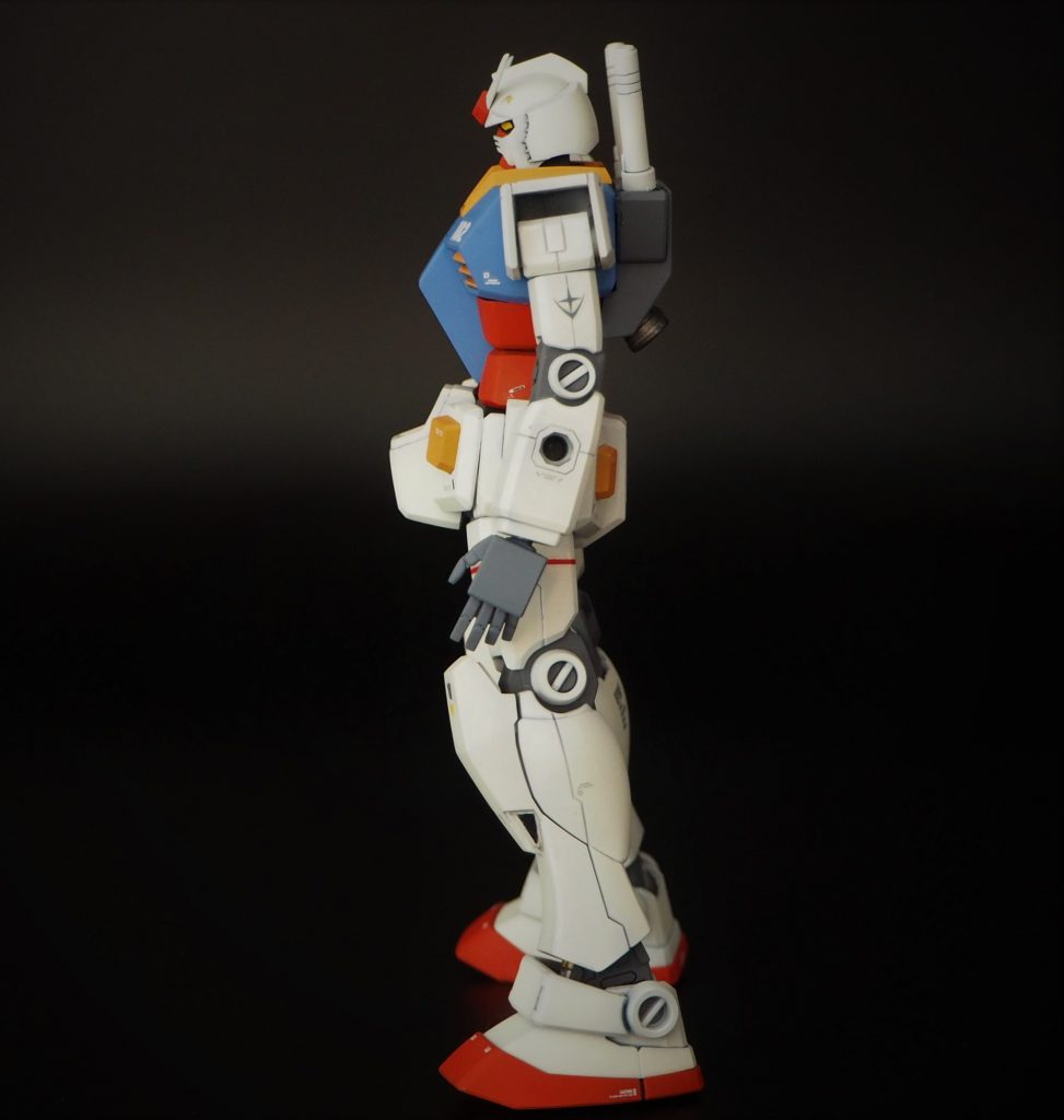 上腕の連邦マークは左腕のみ。