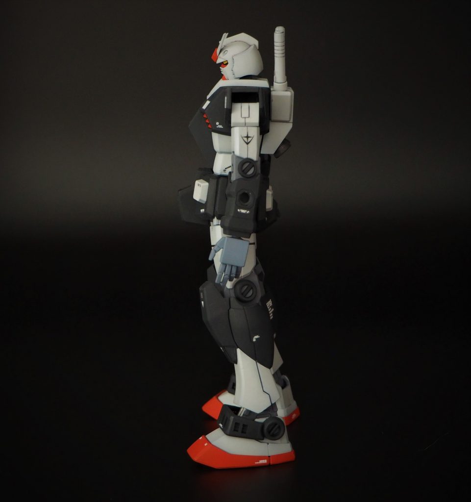 カラーリングは旧MSVのボックスアートから。黒は自分で調合した黒サフ、グレーはガイアのニュートラルグレーⅡ、赤はフレイムレッド。