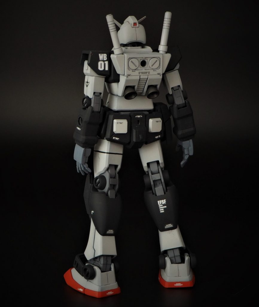 肩アーマーが小さいので、細身感が他の二機に比べて出ます。