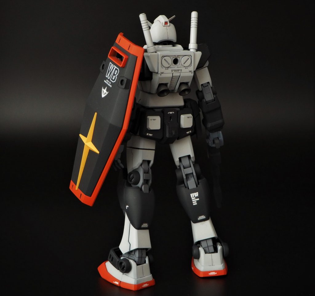 バックパックには筋入りのプラ板を。腰のセンターには段をつけています。