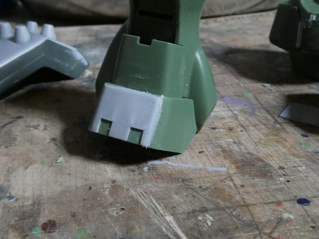 脚の装甲には、0.3mmのプラ板を貼って、段落ちモールドを入れてあります。