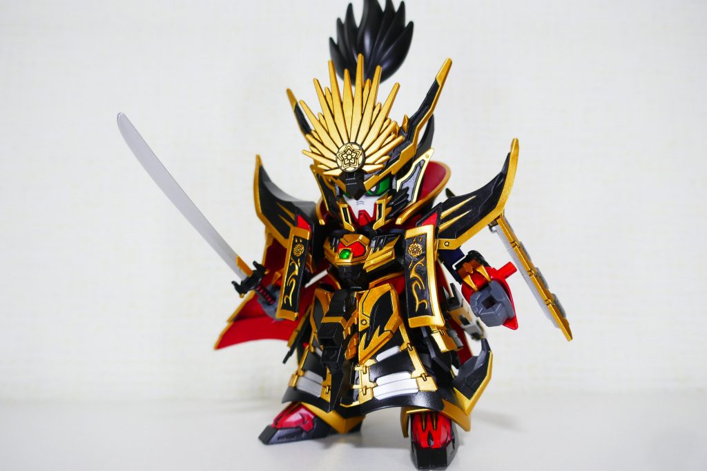 塗装する事でだいぶ印象が変わったと思います。ブラックとゴールド、レッドを主に使用し、シルバーやメタリックグリーン、ホワイトなど部分的に使用しました。