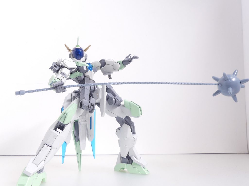ハイパーバズーカ:ガンダム用の実体弾を発射するバズーカ。最終決戦仕様では2個持つ。ハイパー・ハンマー:ハンマー側にブースターを付けて威力を上げたハンマー。バズーカ、最終決戦仕様再現では2個買わないといけないのはEGフルウェポンと変わりないですね(しかも昨今は1種1個制限あるし)。これのみいくら削っても対応が難しくトップ写真のような持たせ方になりました。キットのデフォルトでは鎖がまっすぐ。ドライヤーで温めるなどして鎖をうまく曲げる必要があります。