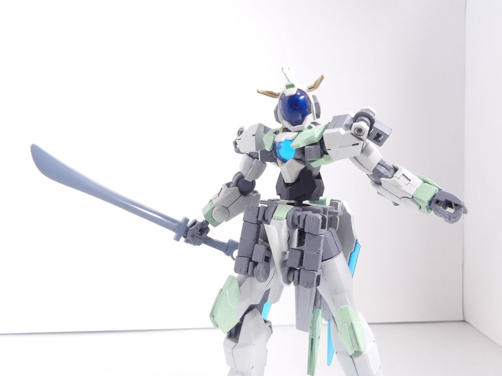 ヒートサーベルは柄がしっかりしてるから今のHGでも(要加工で)持たせやすいかも。久しぶりに写真枠を全部使ってしまった。オフショットは「製作ストーリー」の方で。次回こそシステムウェポンキット009です。