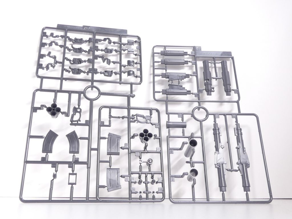 【武装データ】種別:ガンダムベース限定品(在庫要確認)発売:2020年10月価格:900円(税抜き)関連ガンプラ:1/144 ビルダーズパーツ システムウェポン009(2015年発売の元商品。現在入手困難)なお、今回・次回のシステムウェポンキットで(新作に武装が入らなければ)「武装レビュー」は最後となります(30MMの方に移管します)。関係ないけど…4月~発売分の30MM武装、予約できなかったんだ…ジャイアントガトリングMk-II(仮)、手に入るだろうか…システムウェポンキット、最後は2020年10月発売組となる009・010。…えっと…ここまでが嘘のように紹介することがありません。これで初期ウェポンより値上げしているの…ともかく、当時展開が始まろうとしていた「ORIGIN」武装です。いつもの二色グレー構成。