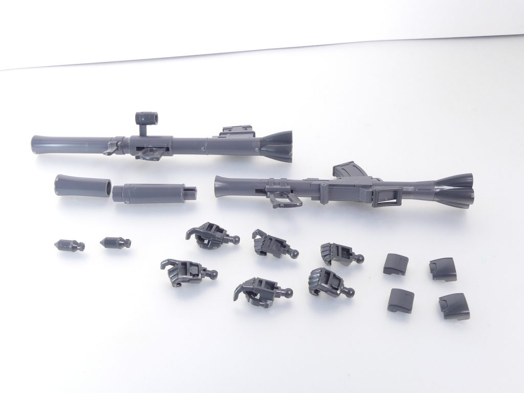 セット内容。・MS用バズーカB/C型(一式)・MS用バズーカD型(一式)・弾頭・銃持ち手首(連邦・ジオン左右各×1)・武器持ち手首(連邦・ジオン左のみ各×1)・手首用甲パーツ(連邦・ジオン各×2)武装的には…ずいぶんと少なくなったね…ということで最終2キットで注目は手首パーツ。システムウェポンキットにはデフォルトで1/144対応手首パーツが付属しここまで内容はそこまで大きく変わりませんでしたが…本キットには左右双方の指かけ式手首が付属。今まで指かけが必要だった武装の類いも左腕に持たせられるのです。連邦系角指はダブルオーダイバー付属手首などもあるのでまだしも、ジオン系丸指はさらに貴重です。