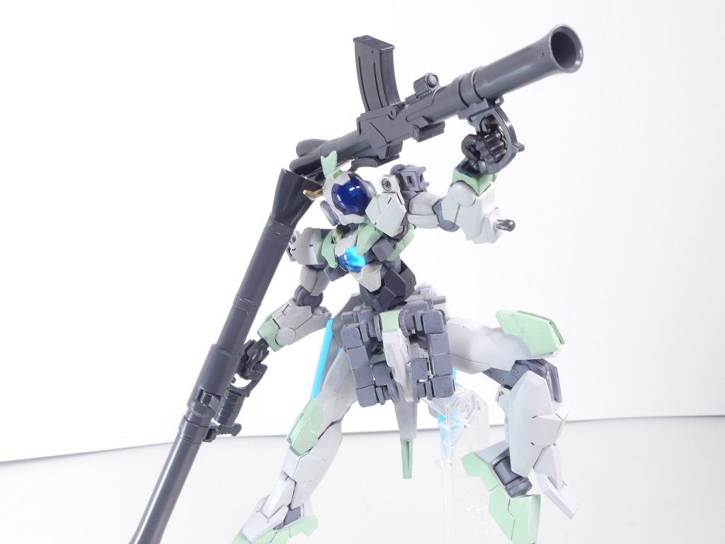 MS用バズーカB/C・D型:それぞれ、対MS戦を意識して設計されたバズーカ砲。弾頭パーツも付属する。発射イメージで楽しも右手がB1型、左手がD型。B/C型はバレルが2つ、後部パーツが2つあり付け替え可能。グリップ部・フォアグリップは可動するので自由に振り幅を決められます。ちなみにD型は組み替えなし。