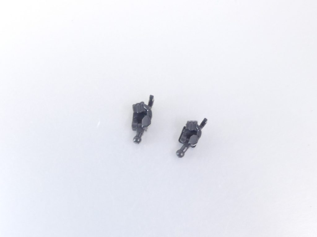 前編の時手首に注目と書きましたが…こちらの銃持ち手首は専用設計。「SEED」に対応した少しだけ小さな手首になっています(右が本キット)。
