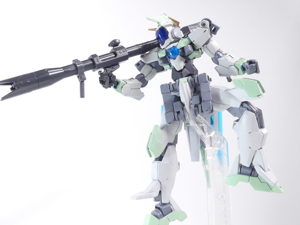 ストライクバズーカ:ストライクガンダムのオプションとして存在する実体弾射出型バズーカ。水中戦などで使用する。最後までバズーカなのか。ともかく、グリップは前後に可動。後ろに4つ付くマガジンは取り外し可能。フォアグリップ部分は回転・グリップが可動します。