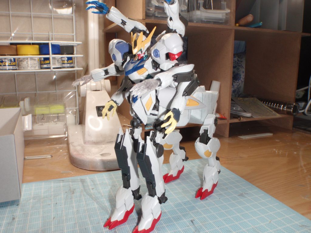 ケンタウロスモジュールの初期案馬胴体部分に背中の阿修羅モジュールを収納してケンタウロスモジュールも馬形の機体として2体で合体、馬胴体部分に本体の足を後ろに向けて収納する様考えてましたが（ヤットデタマン？の合体のイメージ）技術不足で不格好になり過ぎたので断念