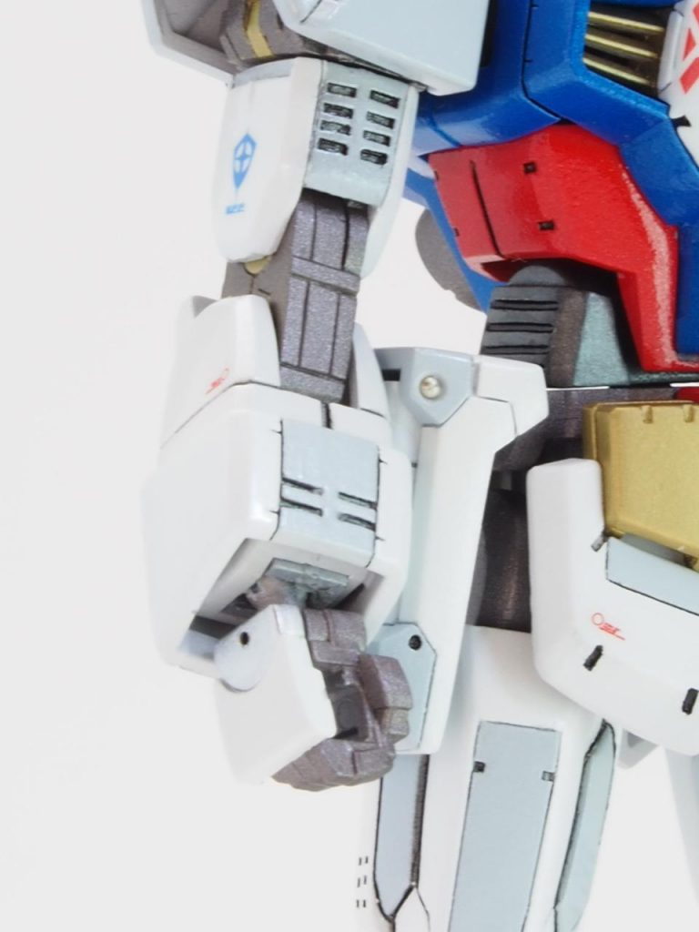 腕部のスリットは、脚部の側面と同じく1番苦労したところです。幅0.5ミリのチゼルで、間を空けてから掘るところはとても大変でした。