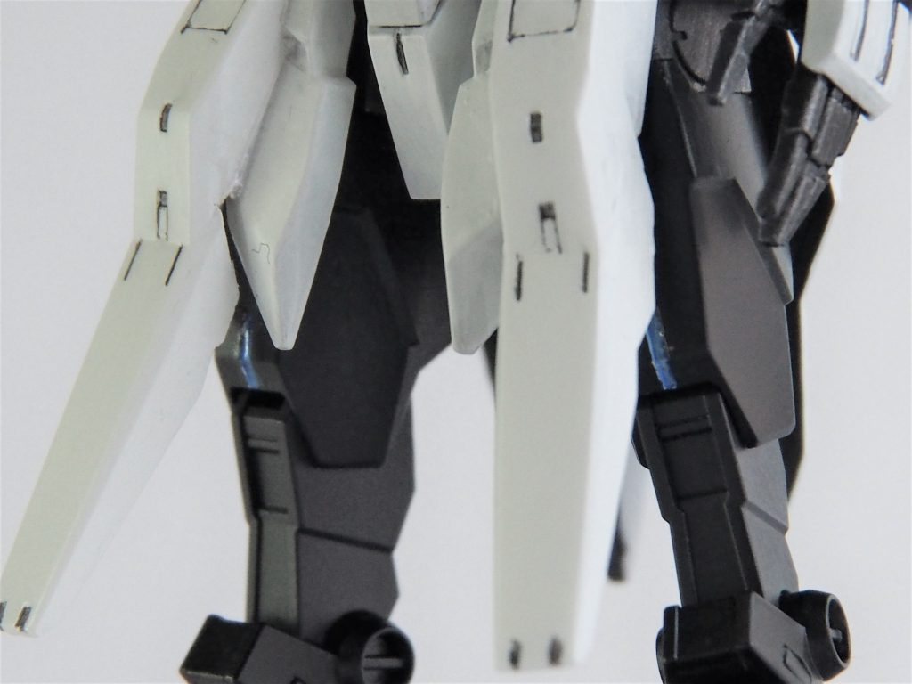 脚部を全体的に黒(実は青も入っている)に変更。膝の部分にシルバーの上にクリアブルー塗ったアクセントを入れたのが地味に気に入っています。ネタ元にもないディテールですけど……