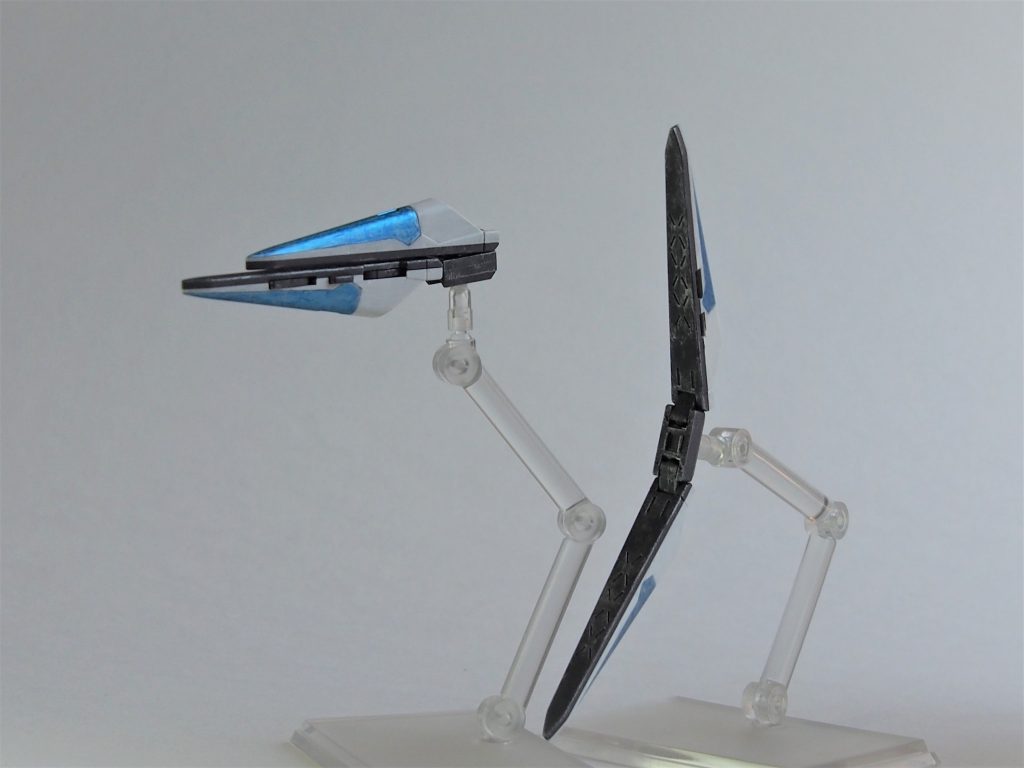 ファンネルの裏側(?)やフレームのグレーのパーツはシルバーのドライブラシだけしています。