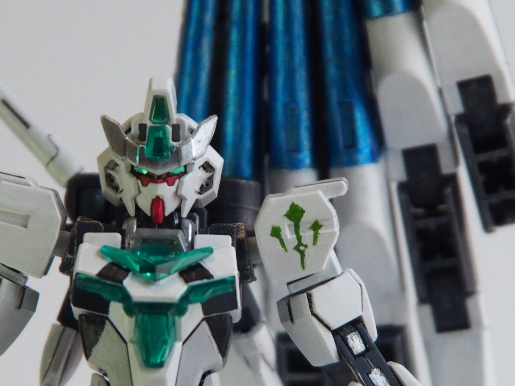 左肩に賢者のジョブアイコンを描きたかった……コアガンダムの肩小さすぎ……