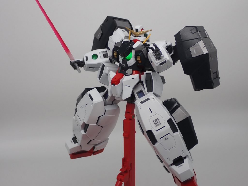 この重装甲がたまりませんね。意外とビームサーベルが似合います。