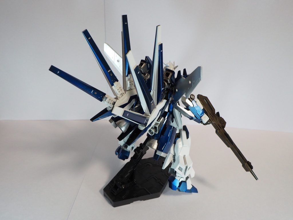 フロントビュー&リアビュー脚部はマッシブな方が好みなのでシナンジュ・スタインの脚部に変更しました。シルエットが後ろや横に張り出した印象を受けたのでファンネルラックを逆さに取り付け、このような形になりました。