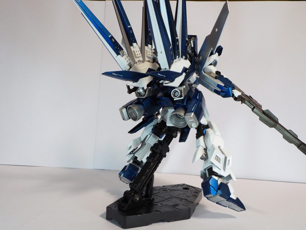 バックパックはスタインのものとヴレイブのファンネルラックをミキシングしました。メガライドランチャーやAGE-3のコアファイターを流用しバーニアの数を増やしました。