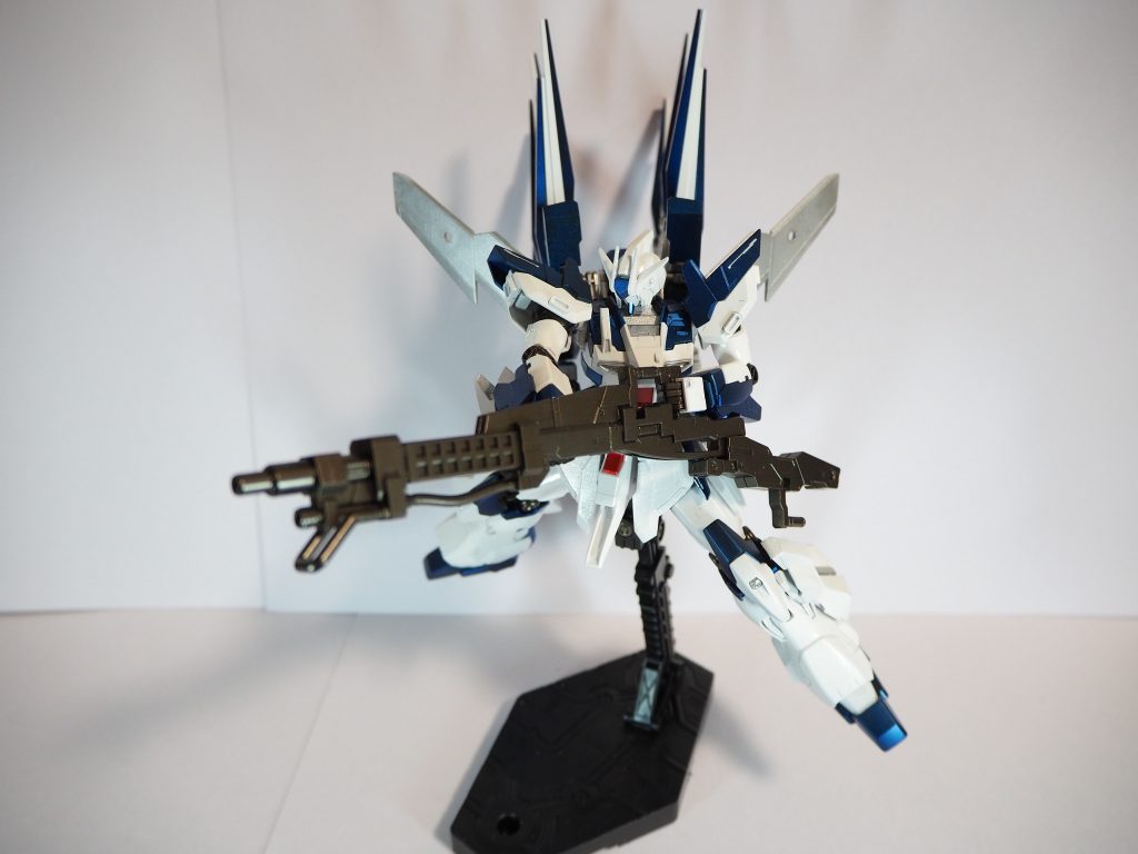 射撃ポーズ。メガ・バズーカ・ランチャーは色々の部分と干渉するため、装備は断念しました。