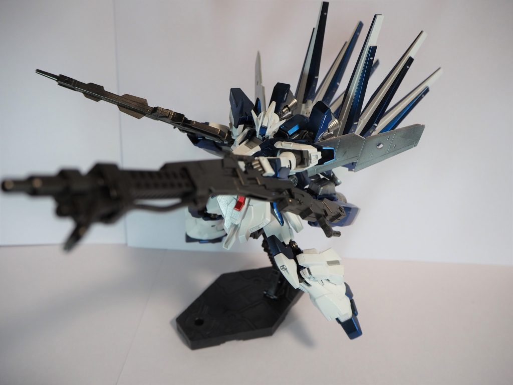 個人的にお気に入りのポーズ。長物の銃2丁が格好いいです。